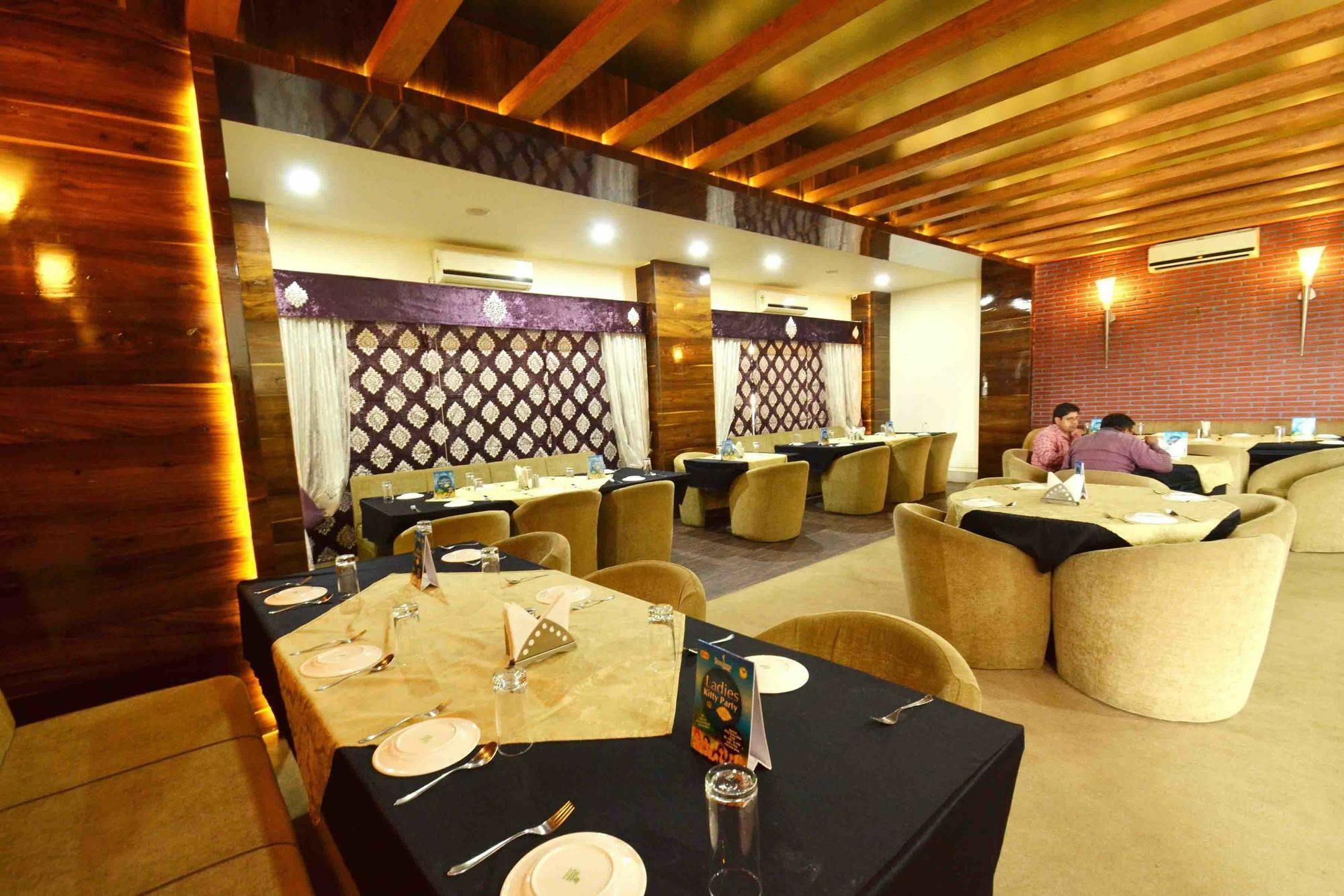 Capital O 1546 The Sensation Hotel Indore Luaran gambar